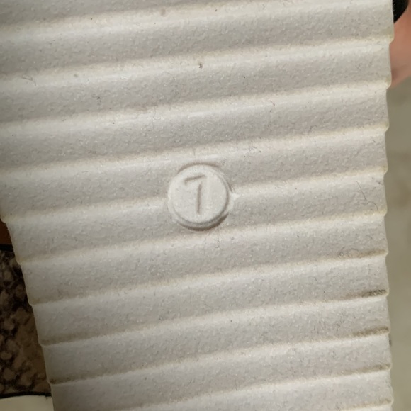 Flat cross over sandals new two diff foot sizes 8.5 and 7 - Picture 3 of 4